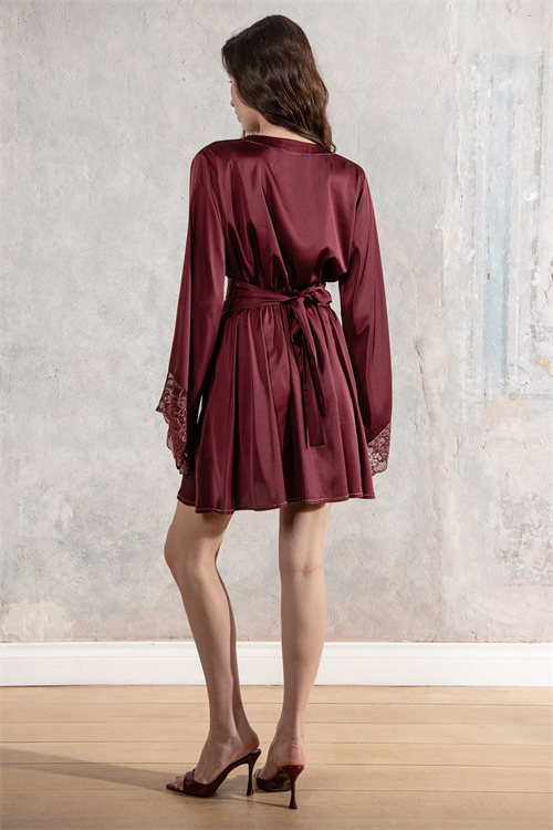 Brigette Короткое бордовое атласное платье-кимоно с золотой отделкой и кружевом.