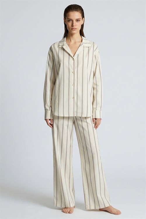 Elyra Длинный пижамный комплект из поплина в полоску кремового цвета.