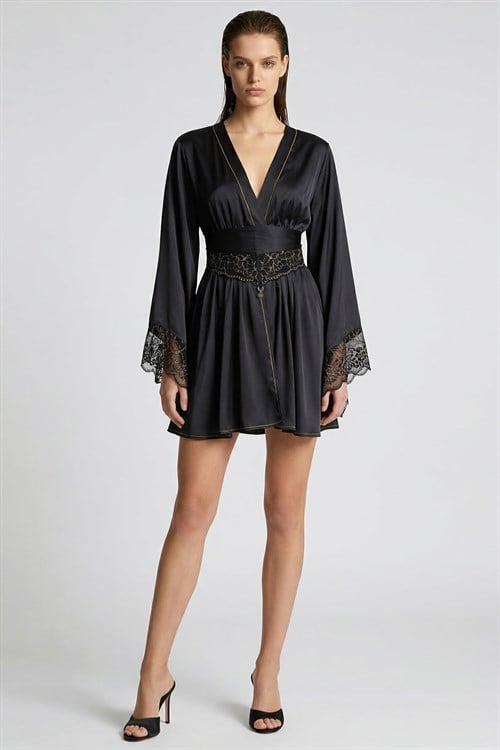 Brigette Короткое атласное платье/кимоно с черно-золотой отделкой и кружевом.