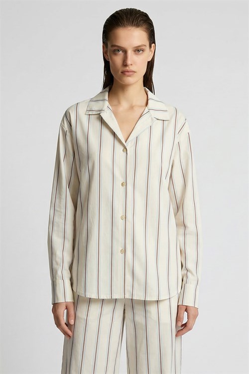 Elyra Длинный пижамный комплект из поплина в полоску кремового цвета.