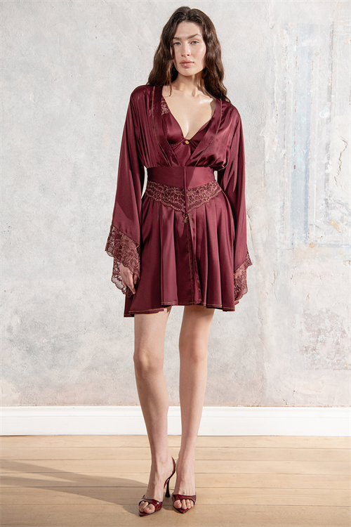 Brigette Короткое бордовое атласное платье-кимоно с золотой отделкой и кружевом.