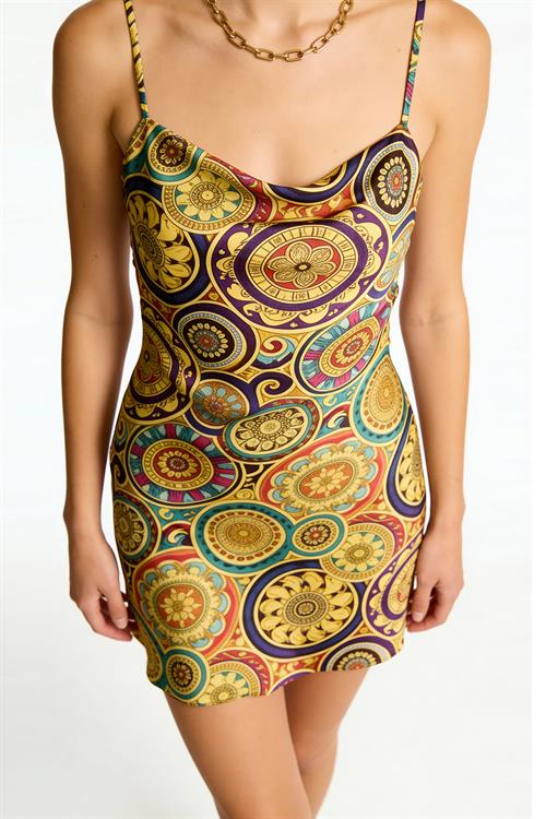 Etincelle Vionne Короткая атласная ночная рубашка с V-образным вырезом и бретелями