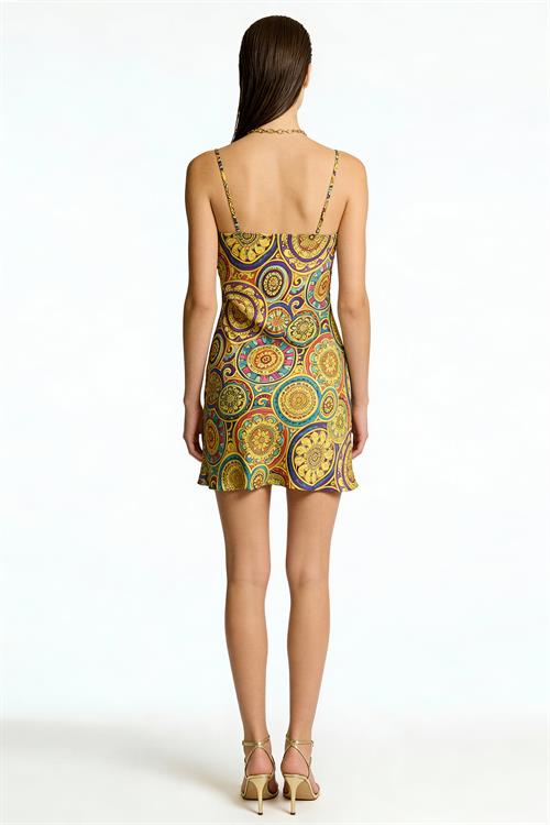 Etincelle Vionne Короткая атласная ночная рубашка с V-образным вырезом и бретелями