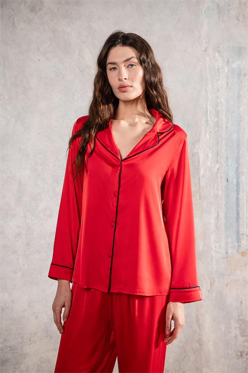 Комплект длинной атласной пижамы Amour красного цвета