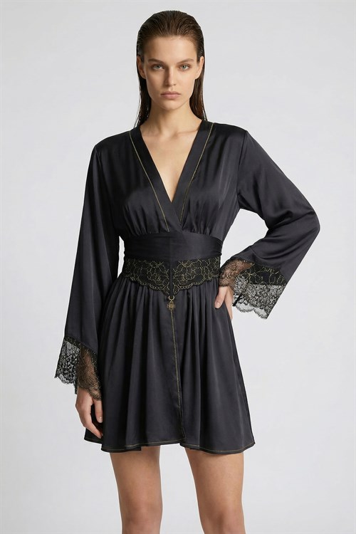 Brigette Короткое атласное платье/кимоно с черно-золотой отделкой и кружевом.