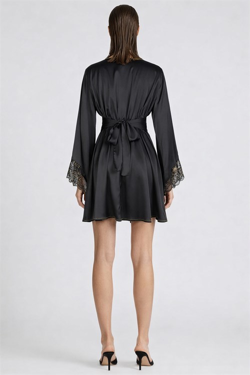 Brigette Короткое атласное платье/кимоно с черно-золотой отделкой и кружевом.