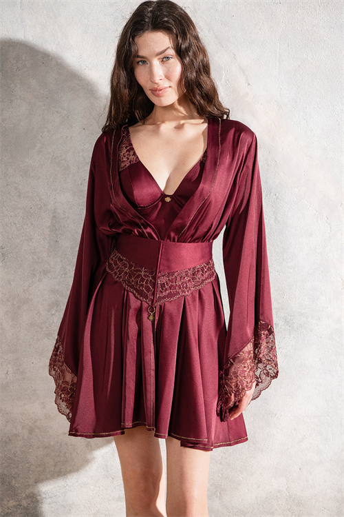 Brigette Короткое бордовое атласное платье-кимоно с золотой отделкой и кружевом.