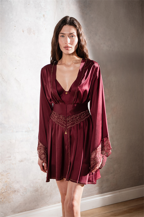 Brigette Короткое бордовое атласное платье-кимоно с золотой отделкой и кружевом.