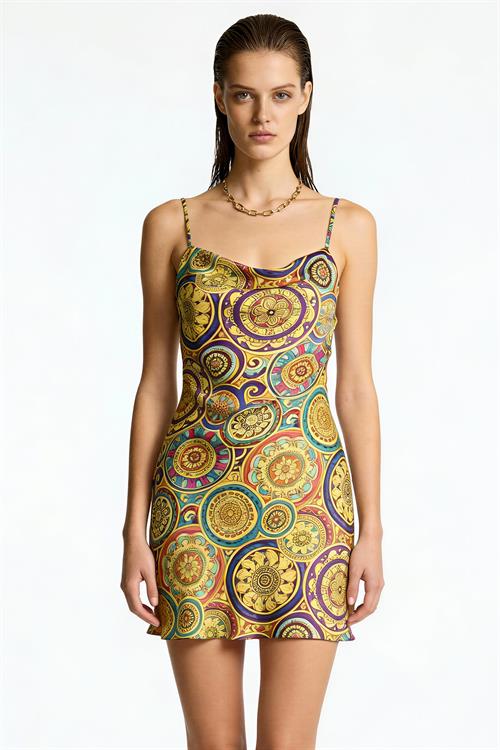 Etincelle Vionne Короткая атласная ночная рубашка с V-образным вырезом и бретелями