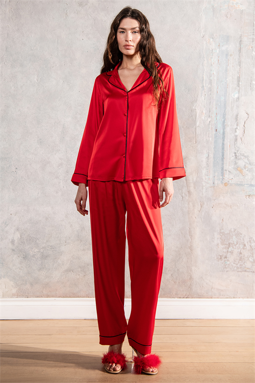 Комплект длинной атласной пижамы Amour красного цвета