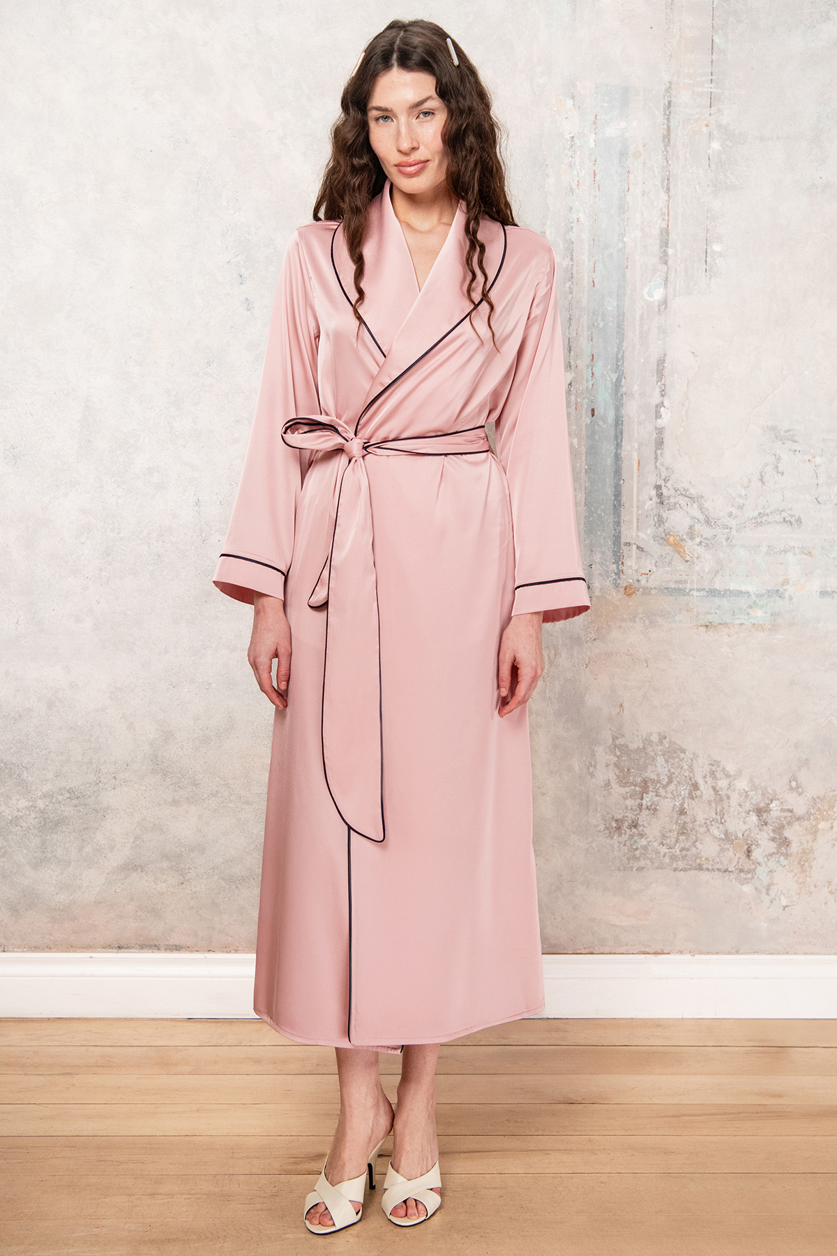 Длинный атласный халат/кимоно розового цвета с отделкой кантом от Francesca Rose