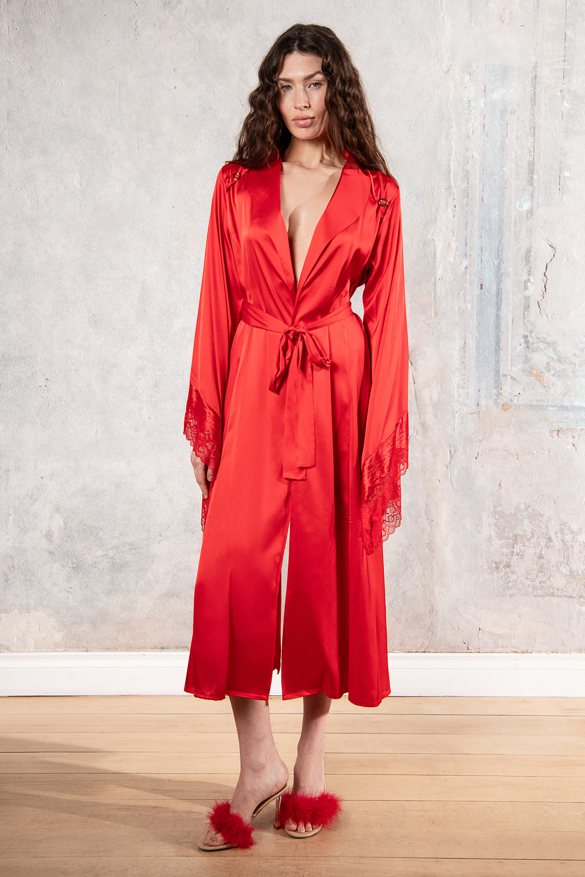 Eclatant Длинный атласный халат/кимоно с красным кружевом