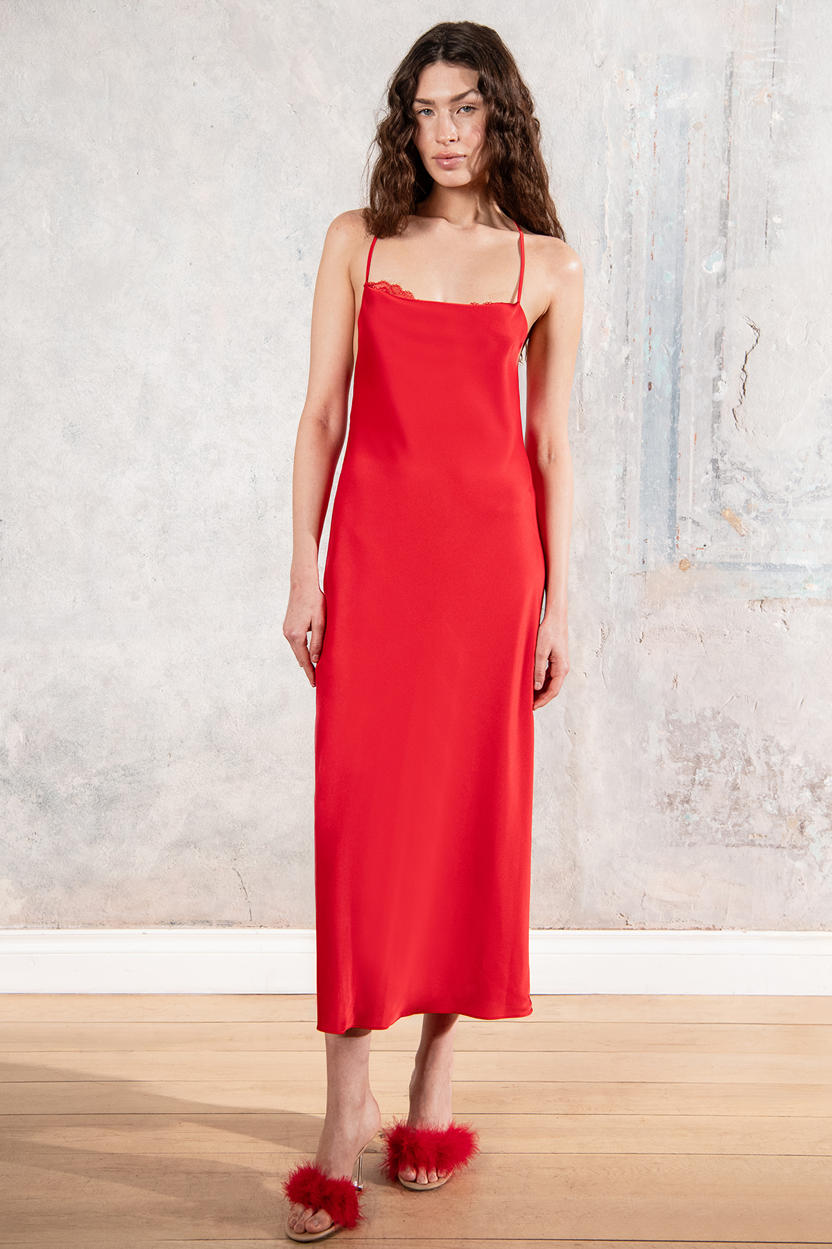 İsabella Красная атласная ночная рубашка миди на бретельках с кружевной отделкой