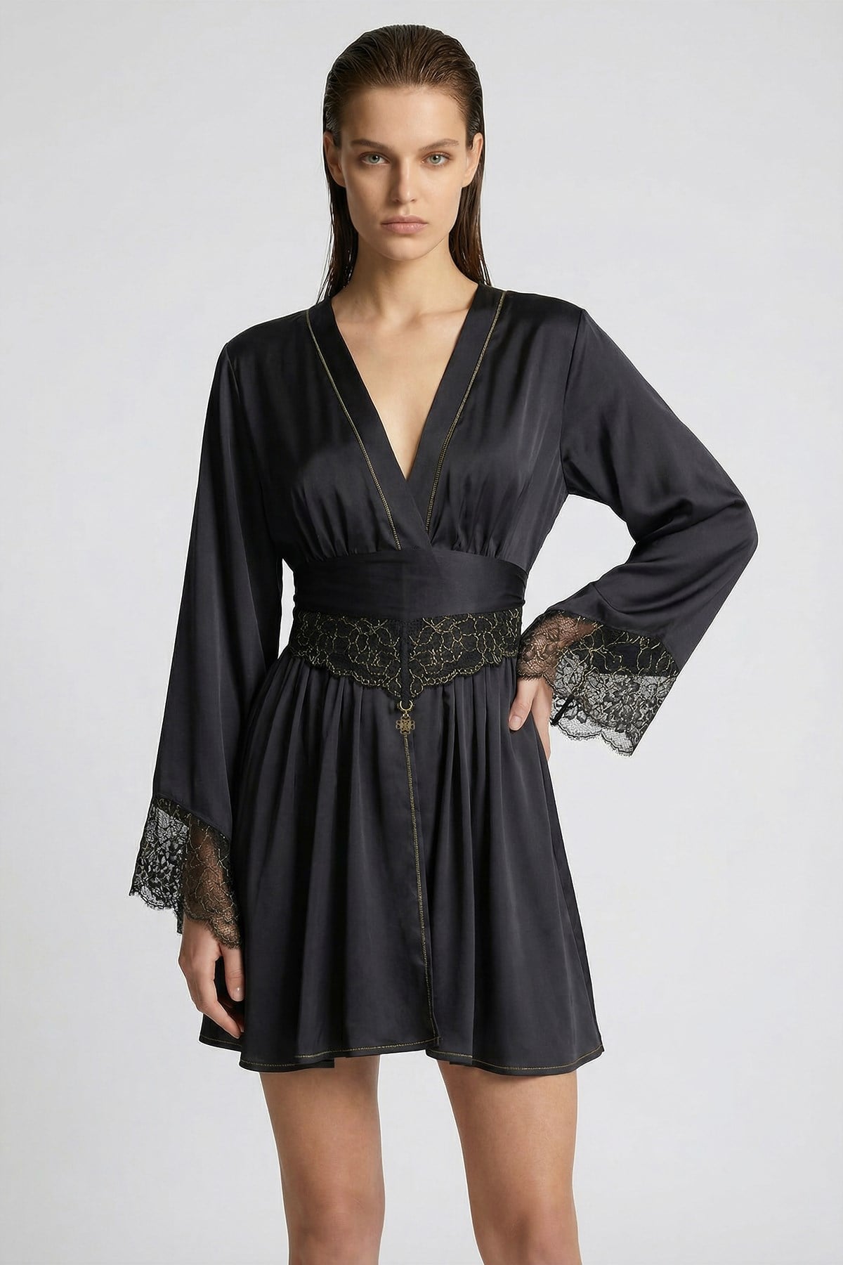 Brigette Короткое атласное платье/кимоно с черно-золотой отделкой и кружевом.