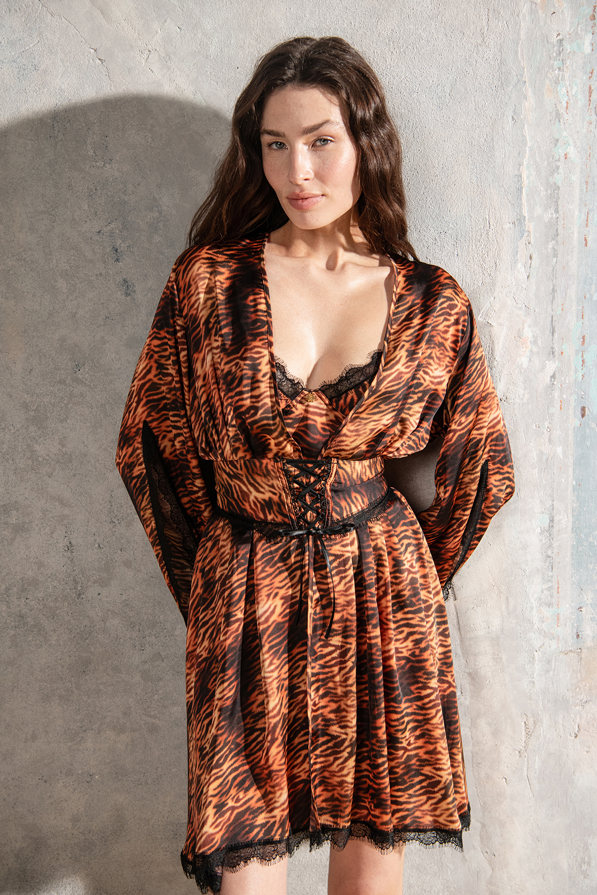 Lioran Короткий атласный халат/кимоно с кружевной отделкой с узором.