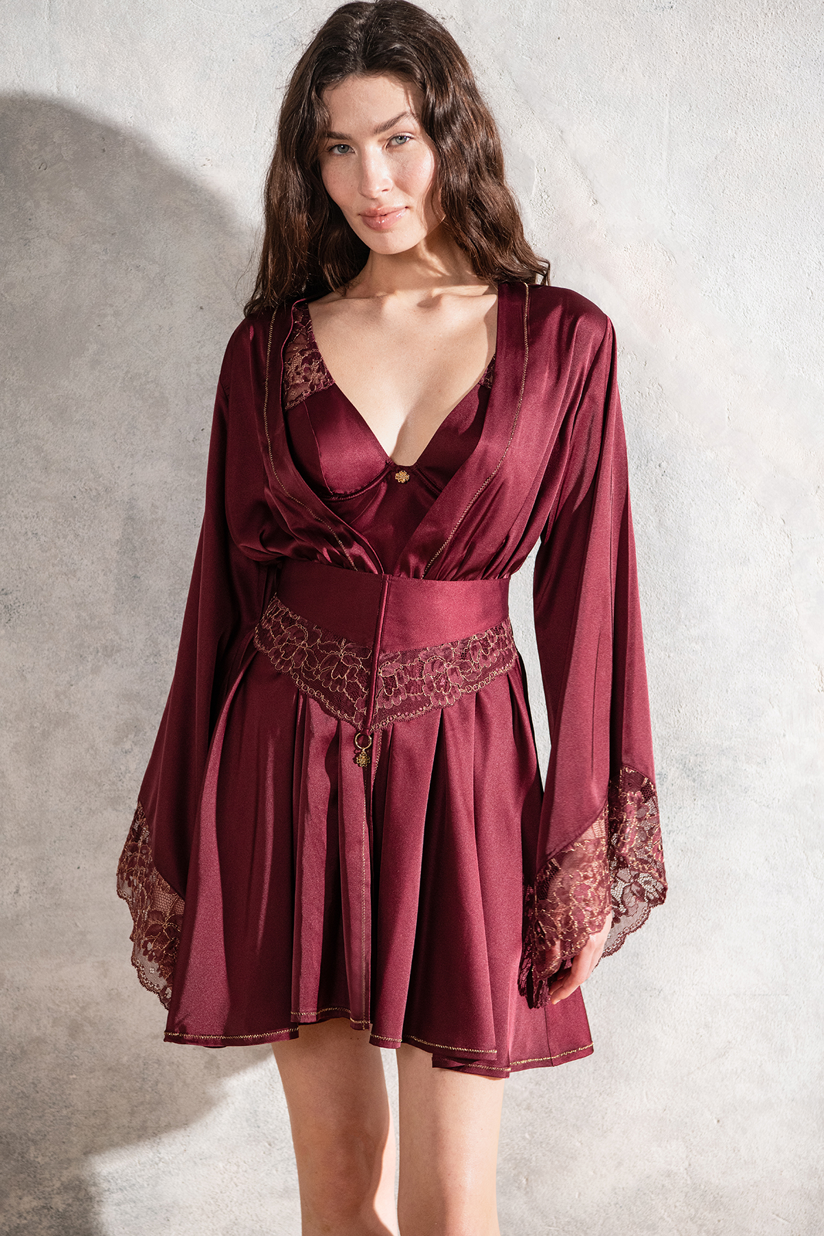 Brigette Короткое бордовое атласное платье-кимоно с золотой отделкой и кружевом.
