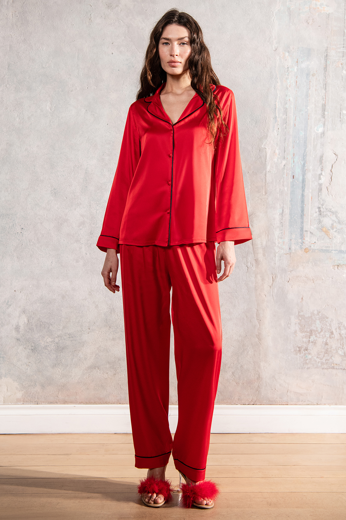 Комплект длинной атласной пижамы Amour красного цвета