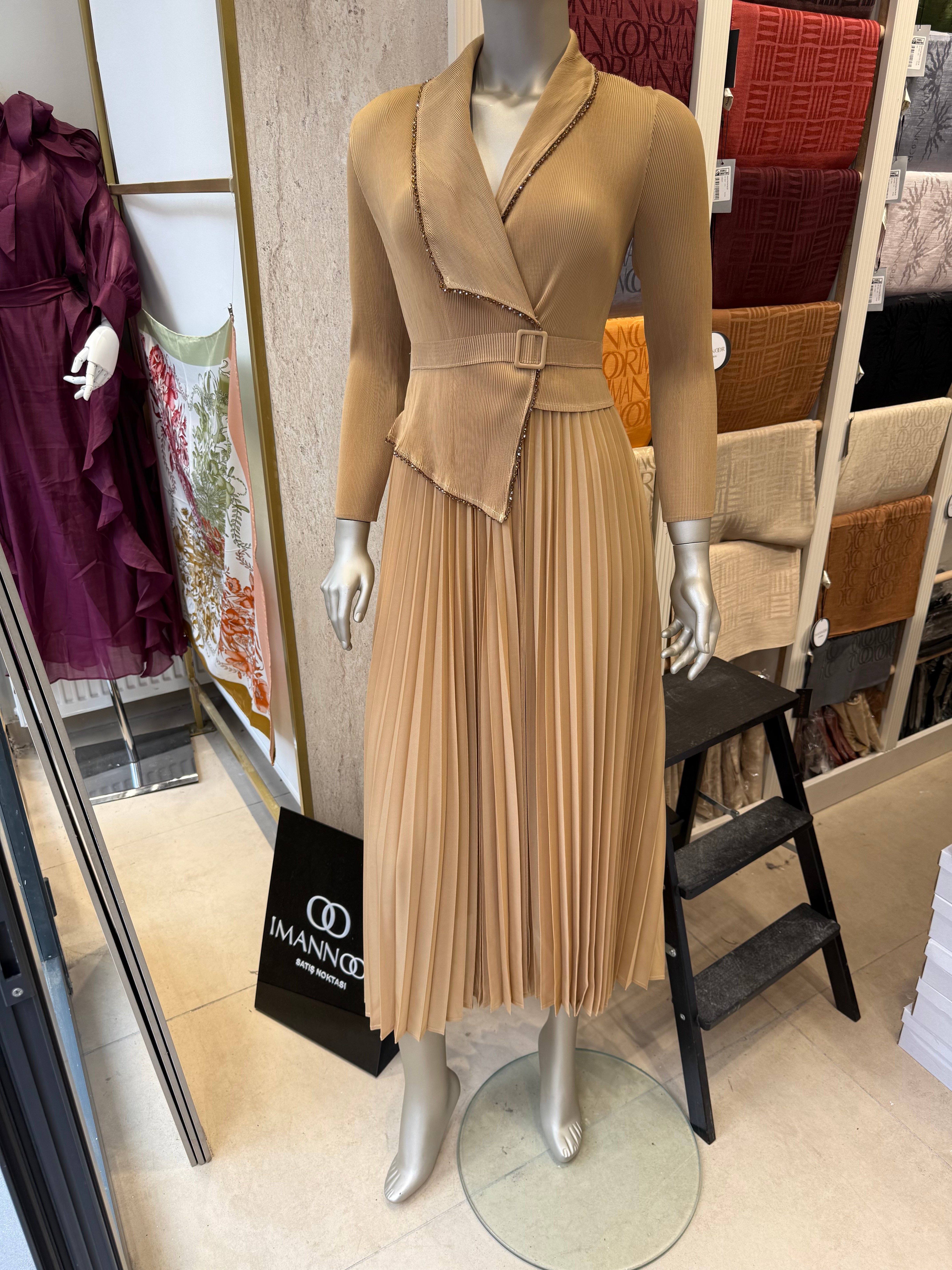Kemerli Taşlı Elbise Camel