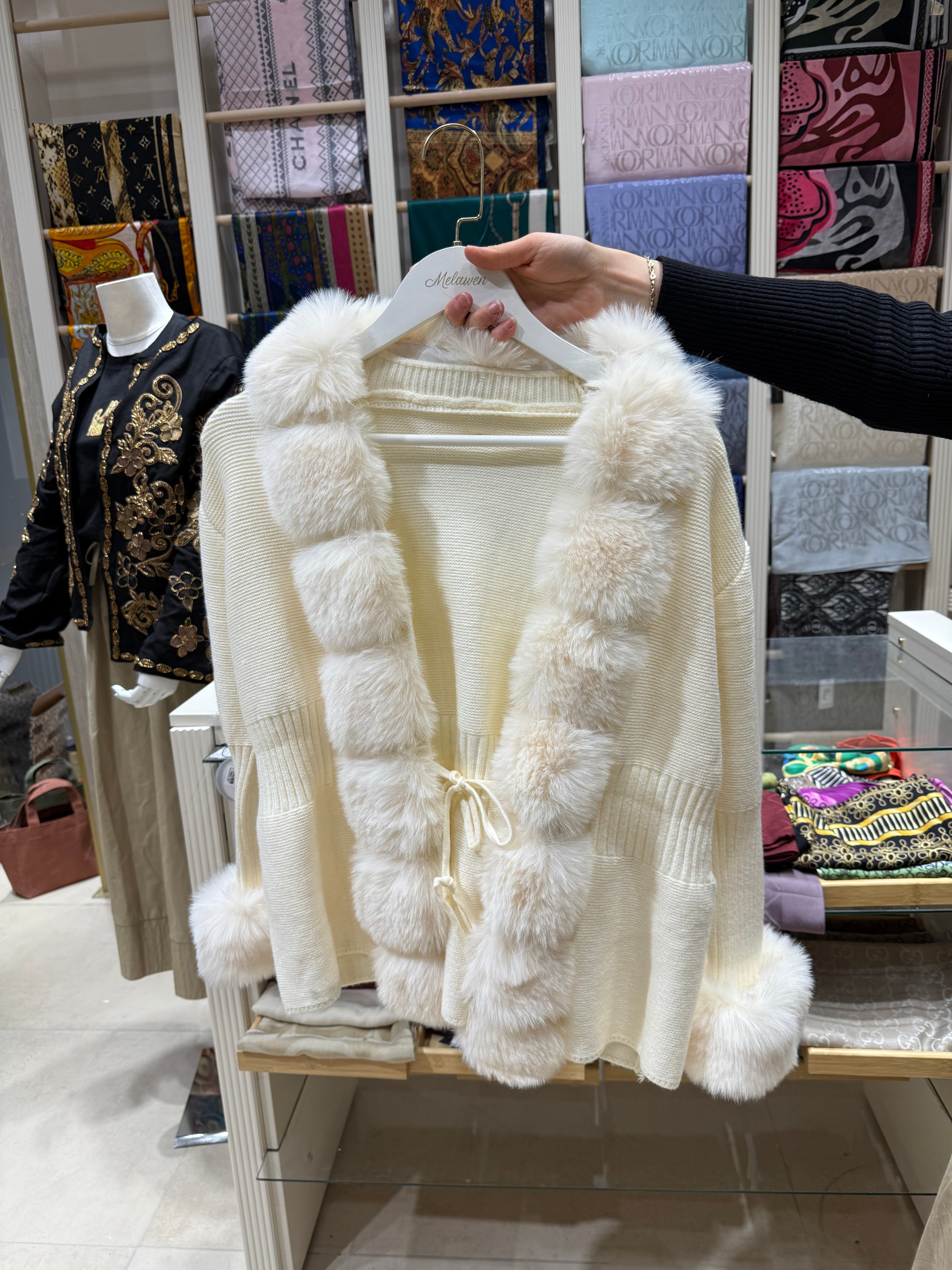 Peluş Detaylı Triko Hırka Ekru