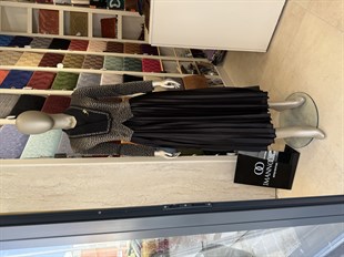Bronşlu Siyah Elbise