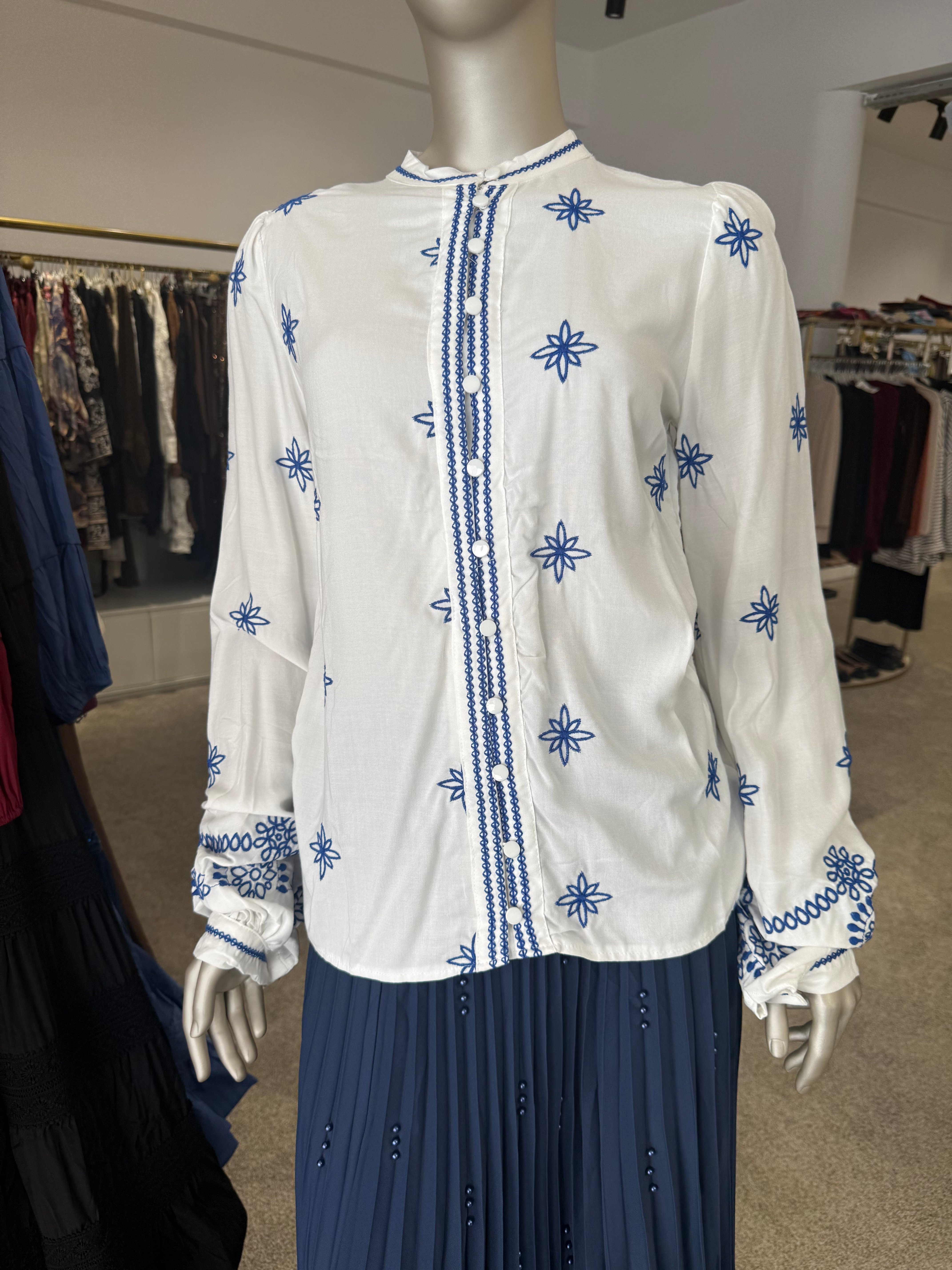 Yıldız Nakış İşlemeli Gömlek Beyaz