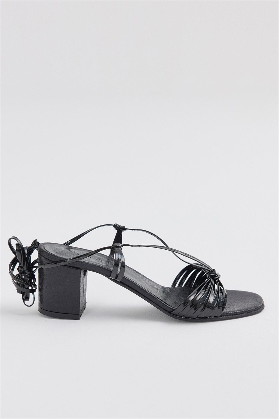 Siyah Bağcıklı Topuklu Sandalet