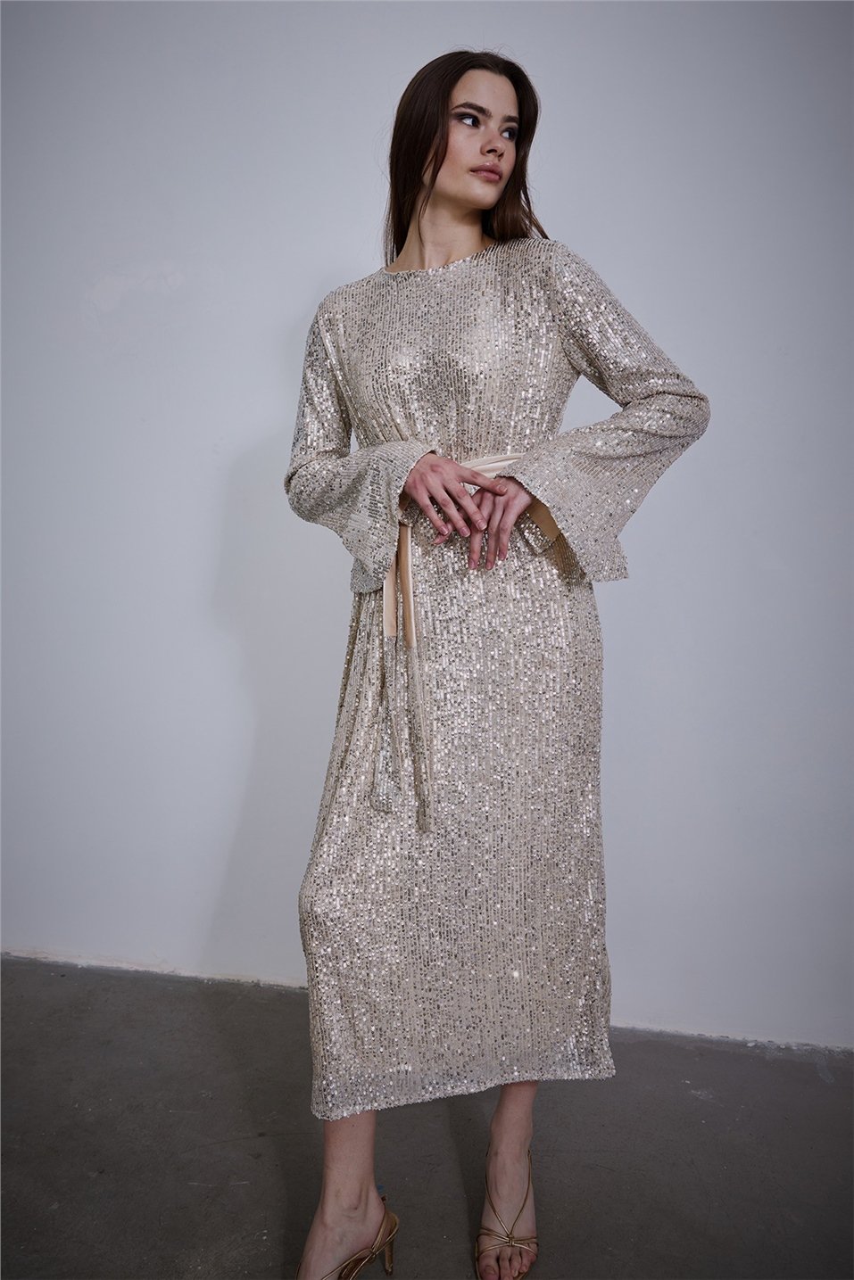 Bej Kadife Kuşaklı Işıltılı Elbise