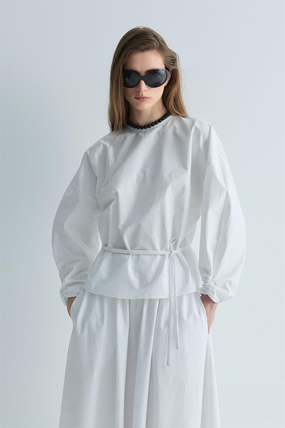 Beyaz Lara Kemerli Bluz