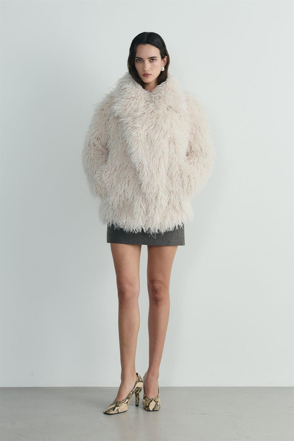 Ekru Core Geniş Yakalı Kürk Ceket