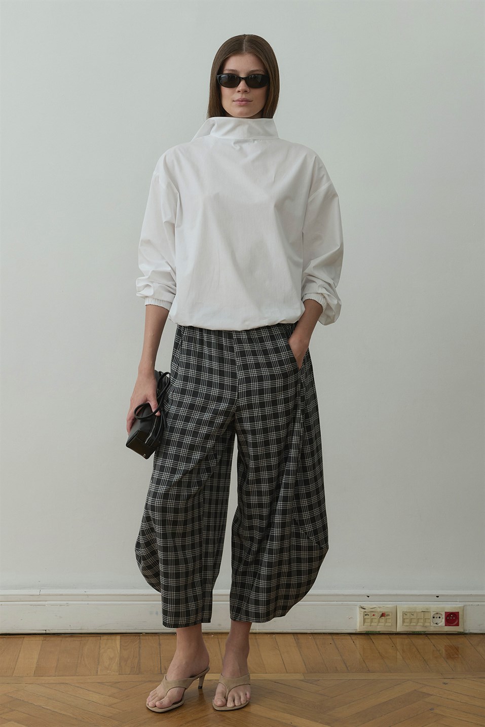 Ekru Eden Dik Yaka Gömlek