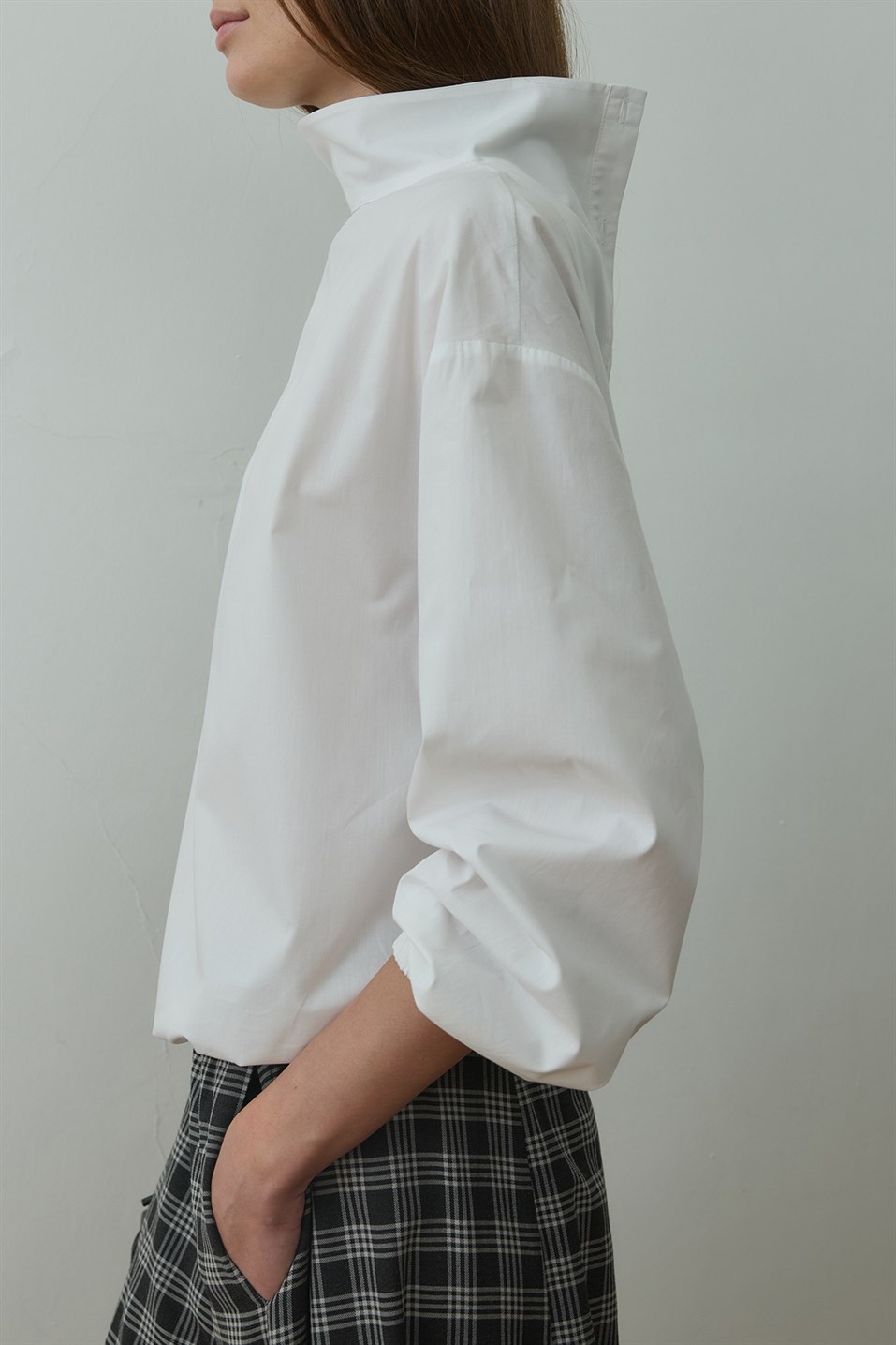 Ekru Eden Dik Yaka Gömlek