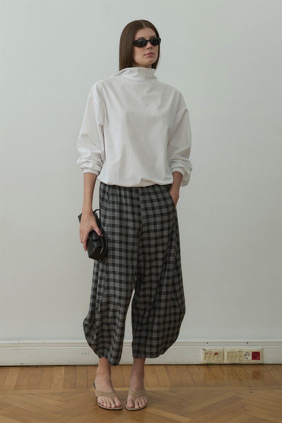 Ekru Eden Dik Yaka Gömlek