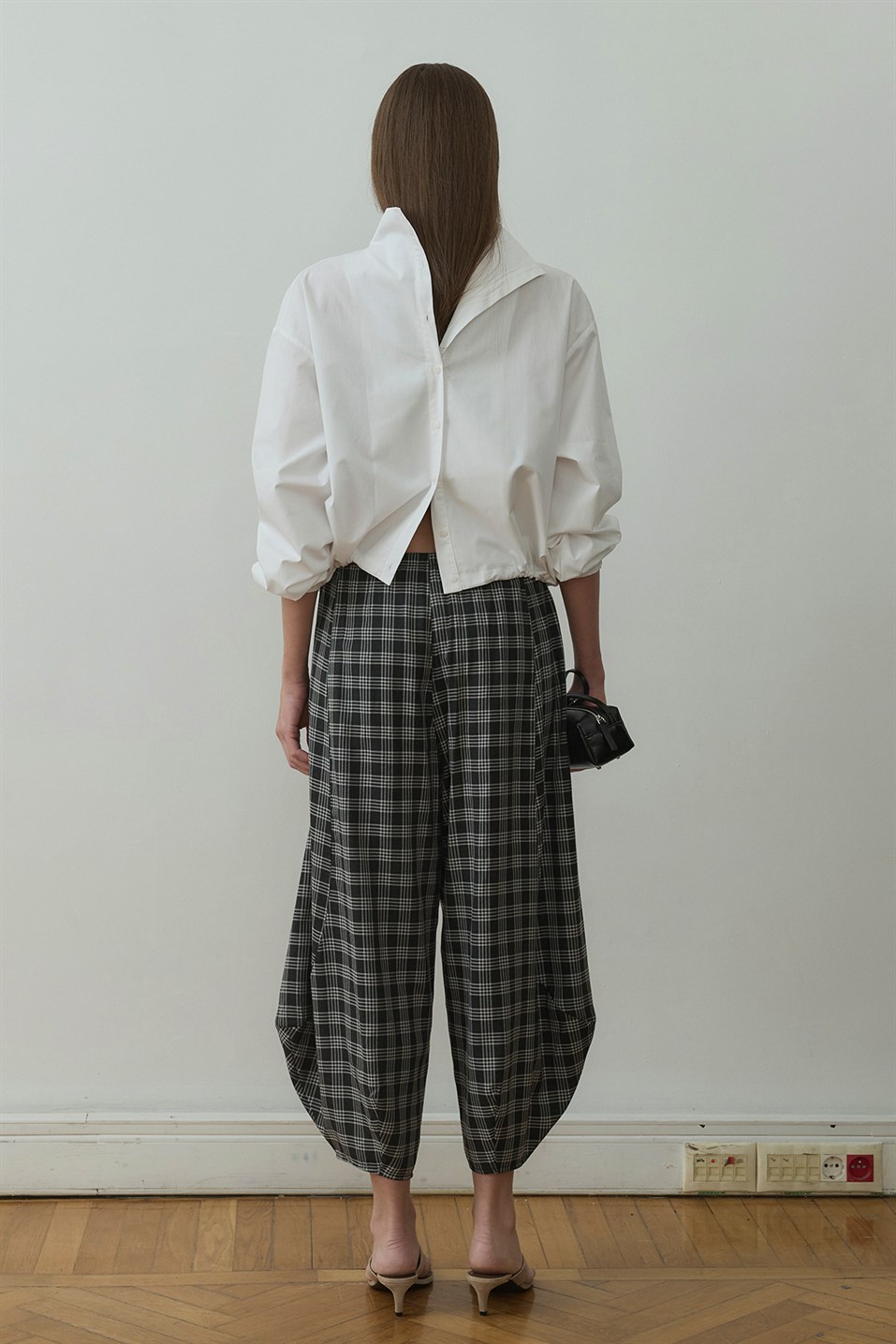 Ekru Eden Dik Yaka Gömlek