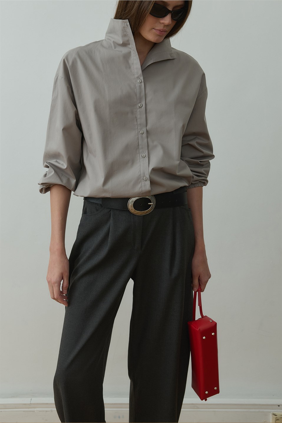 Gri Eden Dik Yaka Gömlek