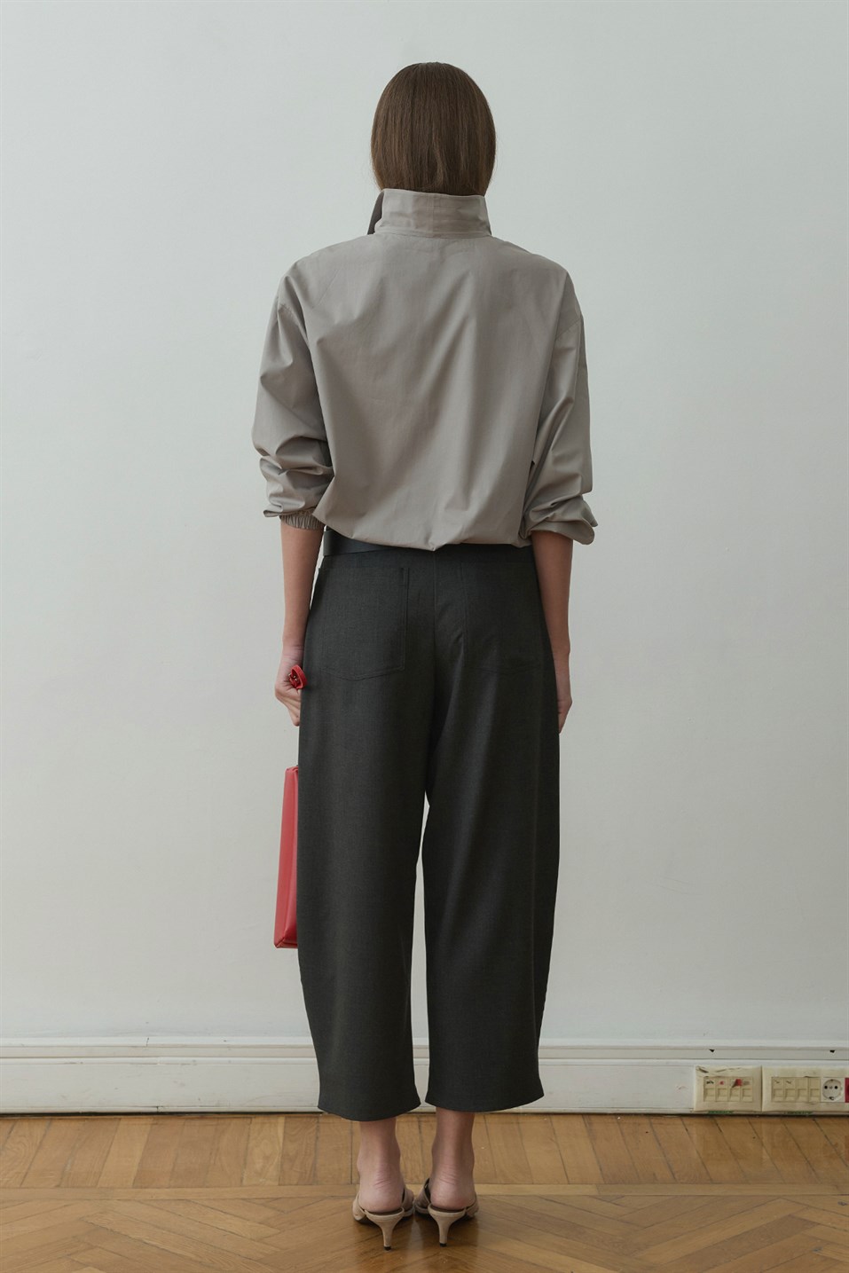 Gri Eden Dik Yaka Gömlek