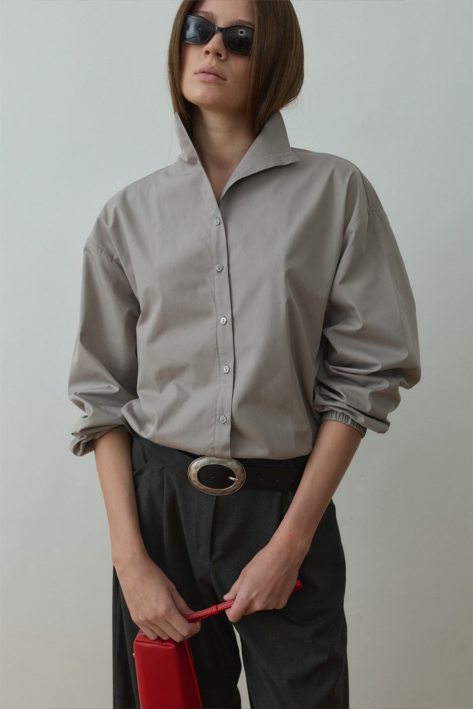 Gri Eden Dik Yaka Gömlek