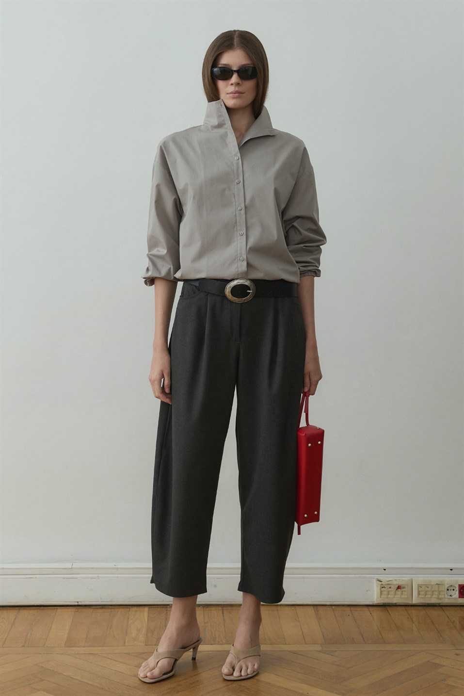 Gri Eden Dik Yaka Gömlek