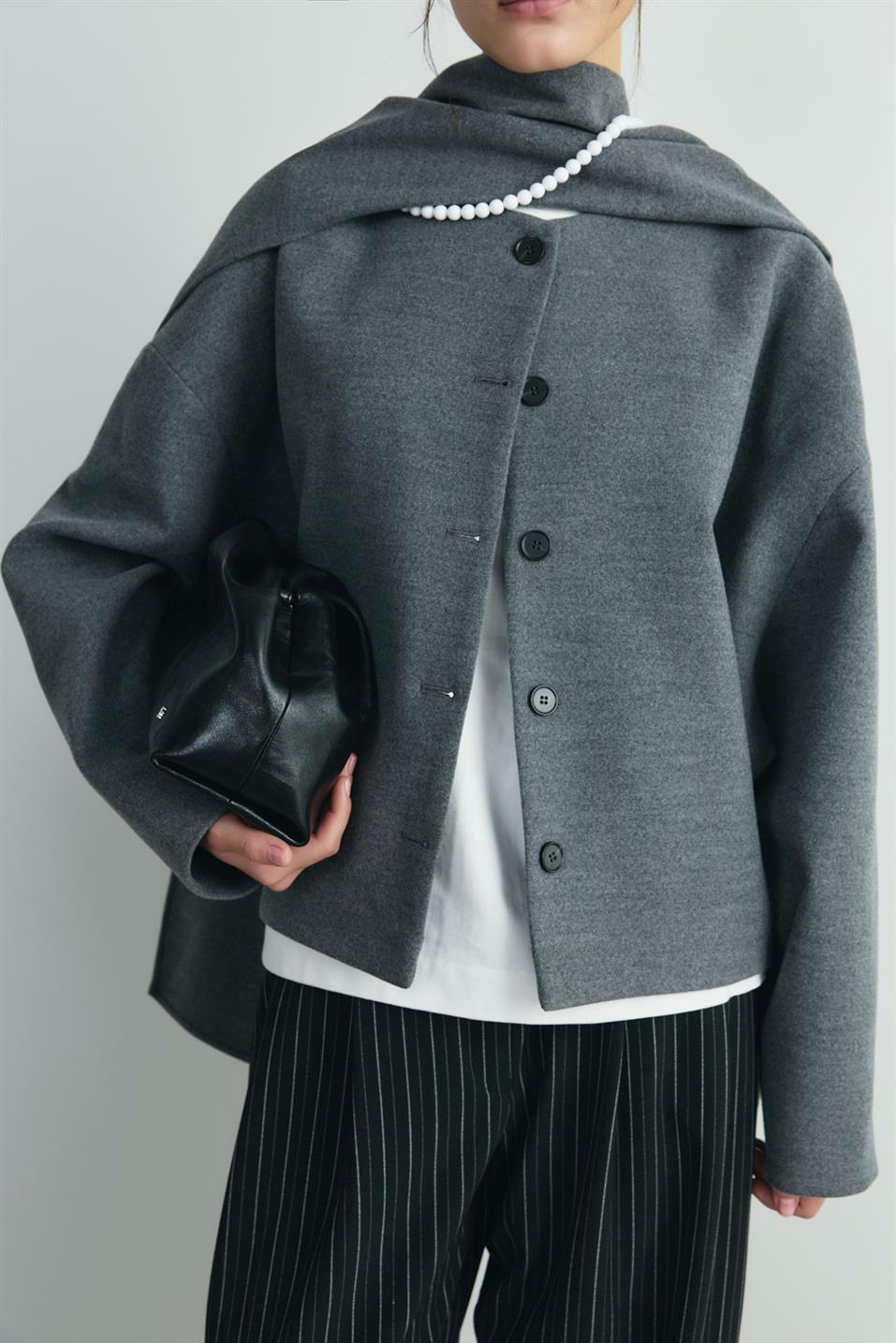 Gri Tuana Atkılı Kısa Kaşe Ceket