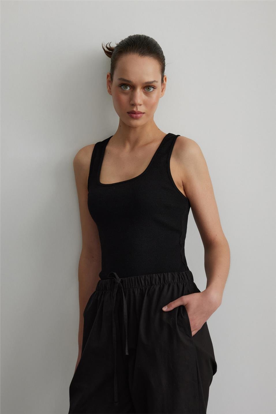 Black Square Collar Knitted Singlet