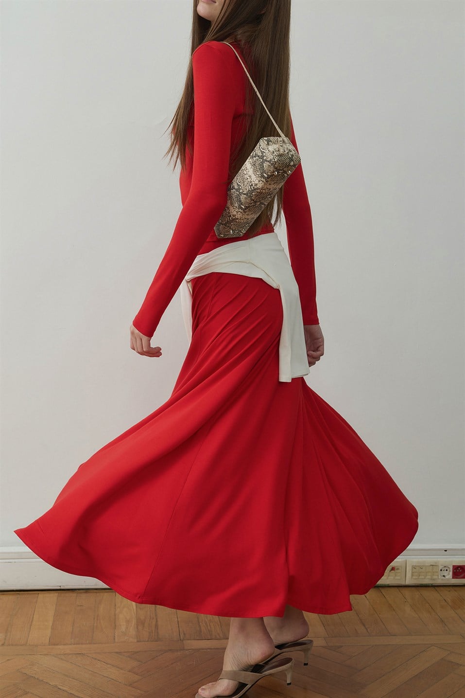 Kırmızı Kate Dökümlü Uzun Etek