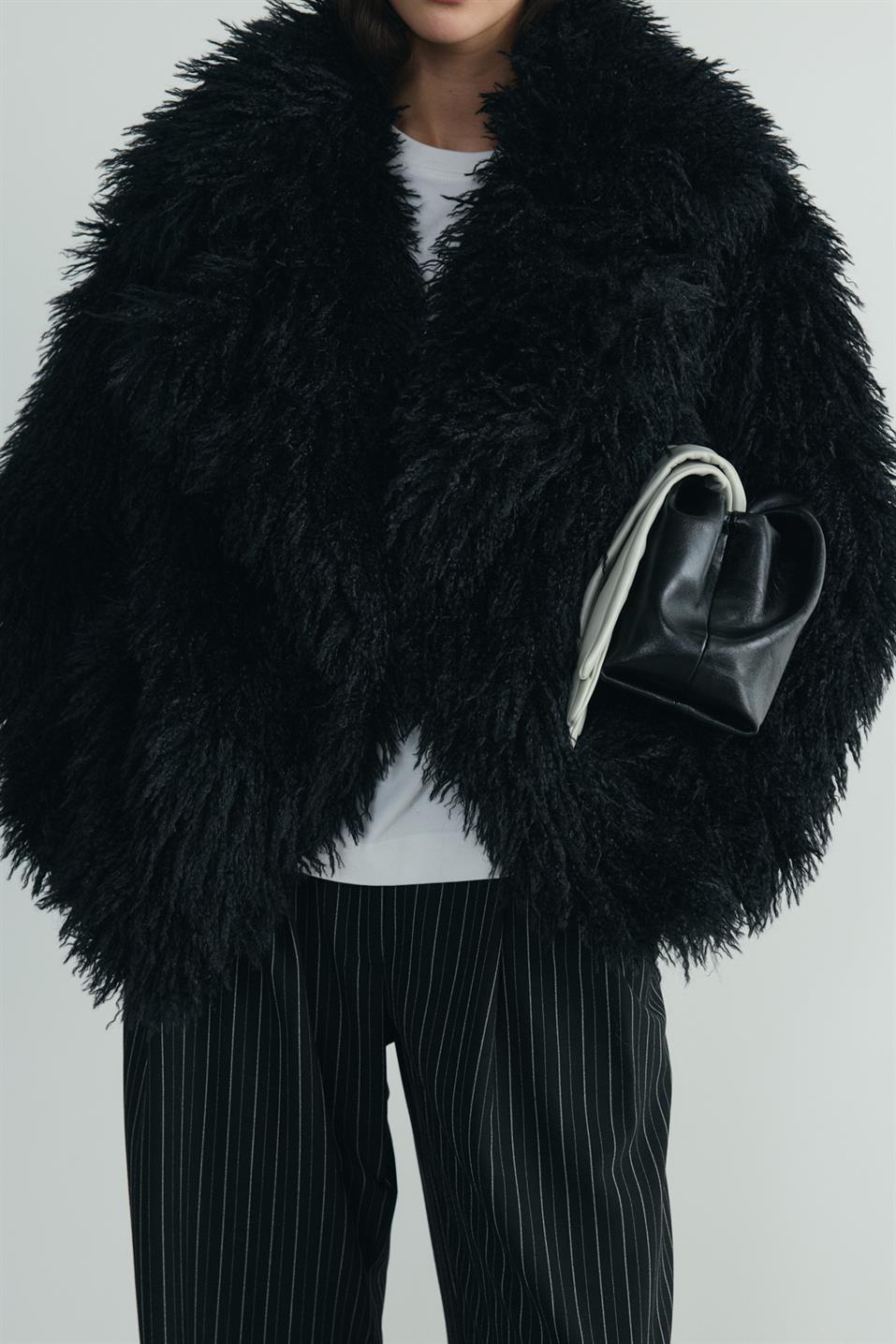 Siyah Core Geniş Yakalı Kürk Ceket