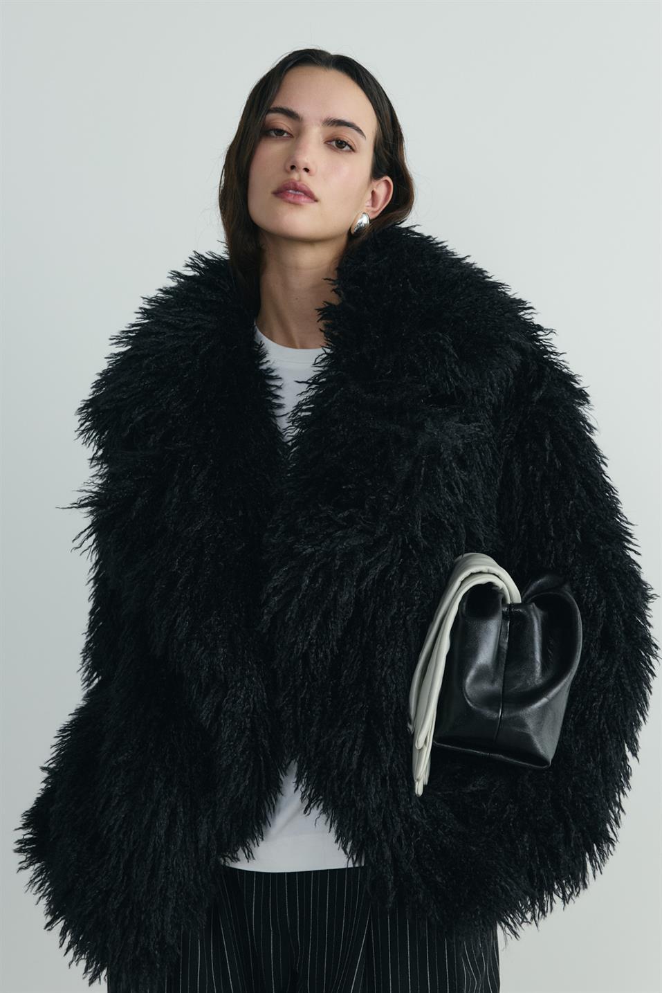 Siyah Core Geniş Yakalı Kürk Ceket