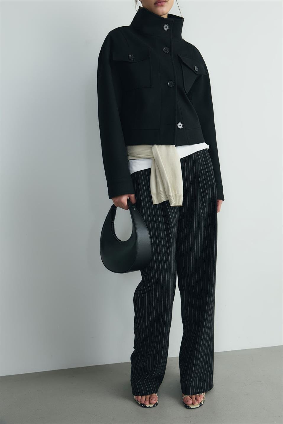 Siyah İris Düğmeli Kaşe Crop Ceket