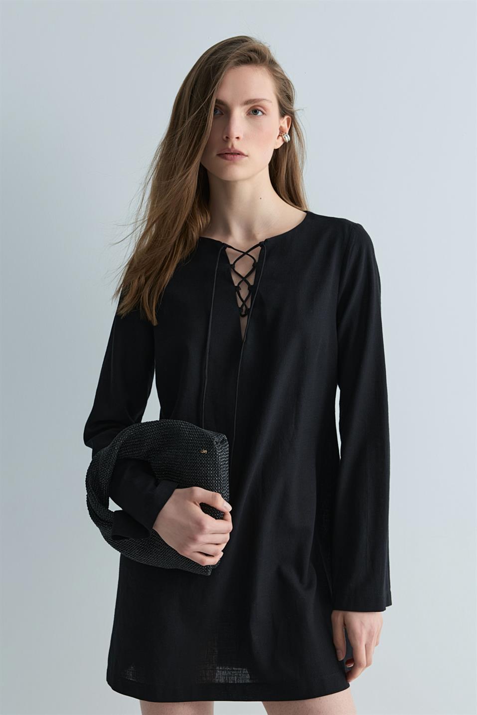 Siyah Karla Bağcıklı Keten Elbise