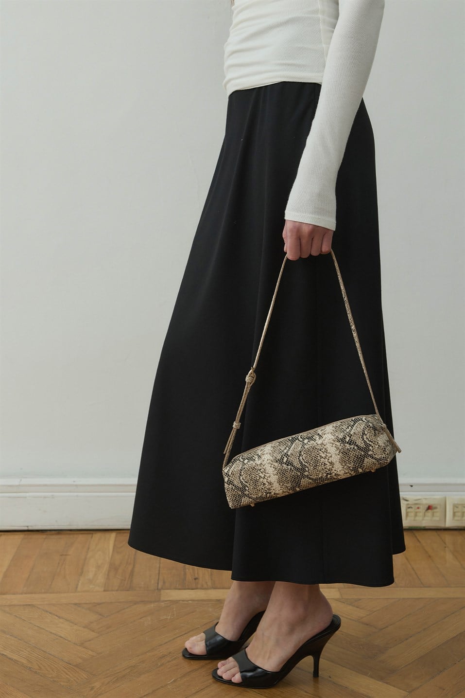 Siyah Leda Beli Lastikli Midi Etek