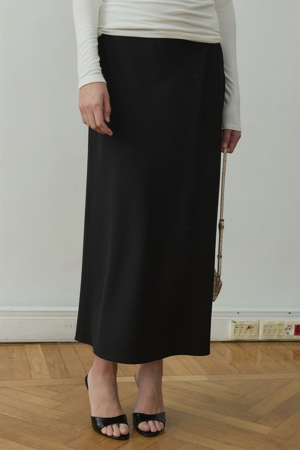 Siyah Leda Beli Lastikli Midi Etek