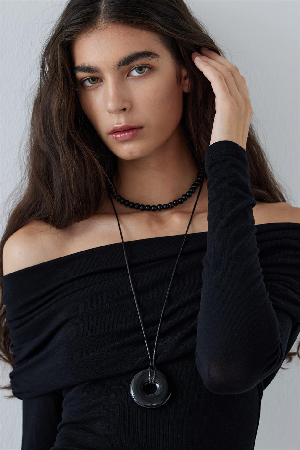 Siyah Lilly Omzu Açık Bluz