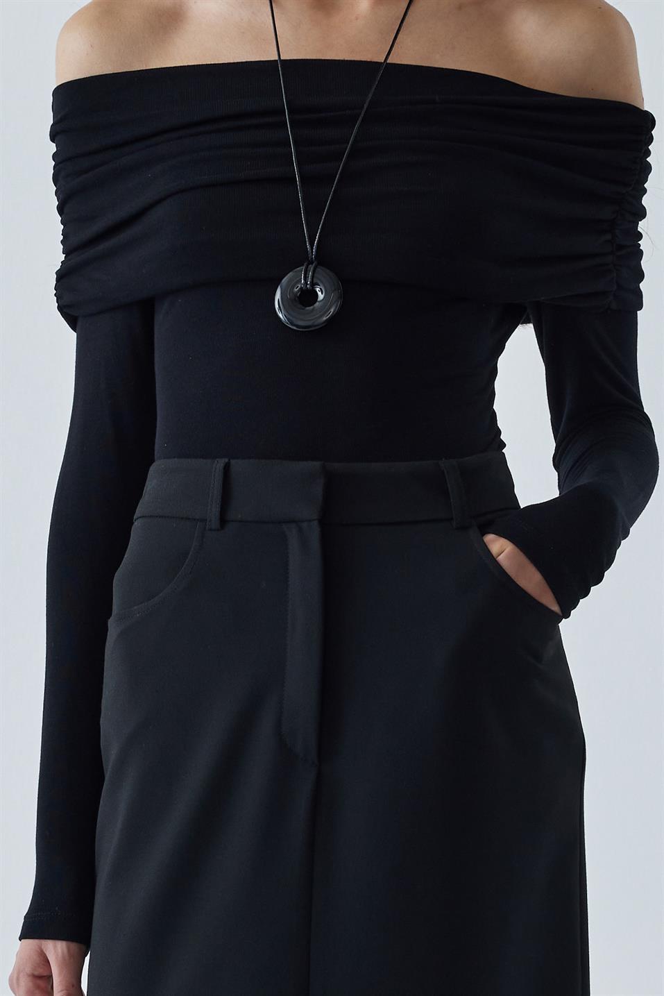 Siyah Lilly Omzu Açık Bluz