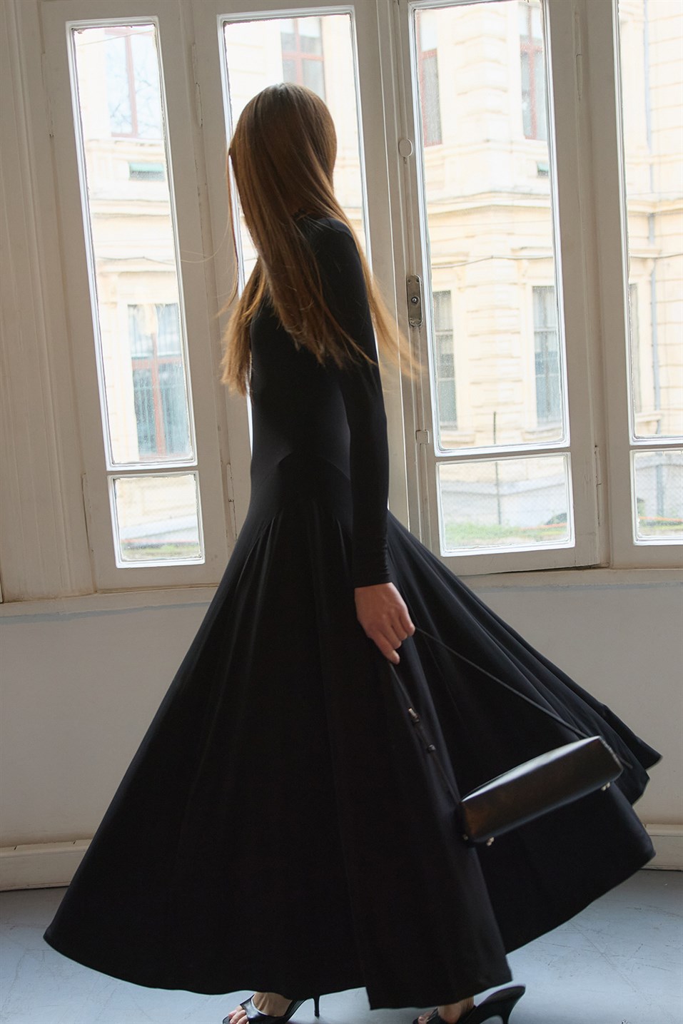 Siyah Rey Dökümlü Kloş Elbise