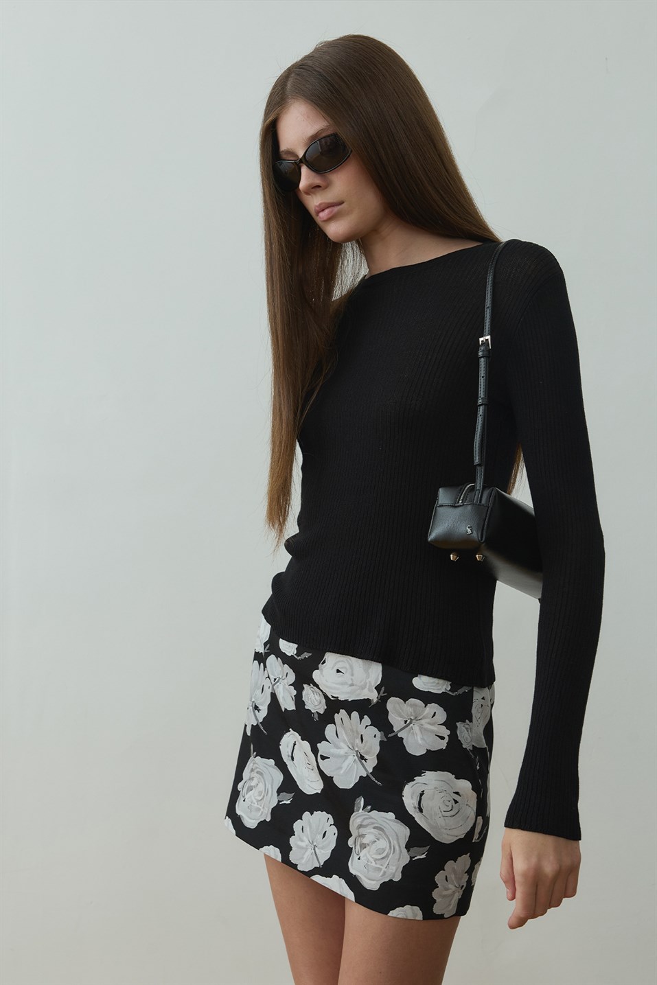 Siyah Rozze Düşük Bel Mini Etek